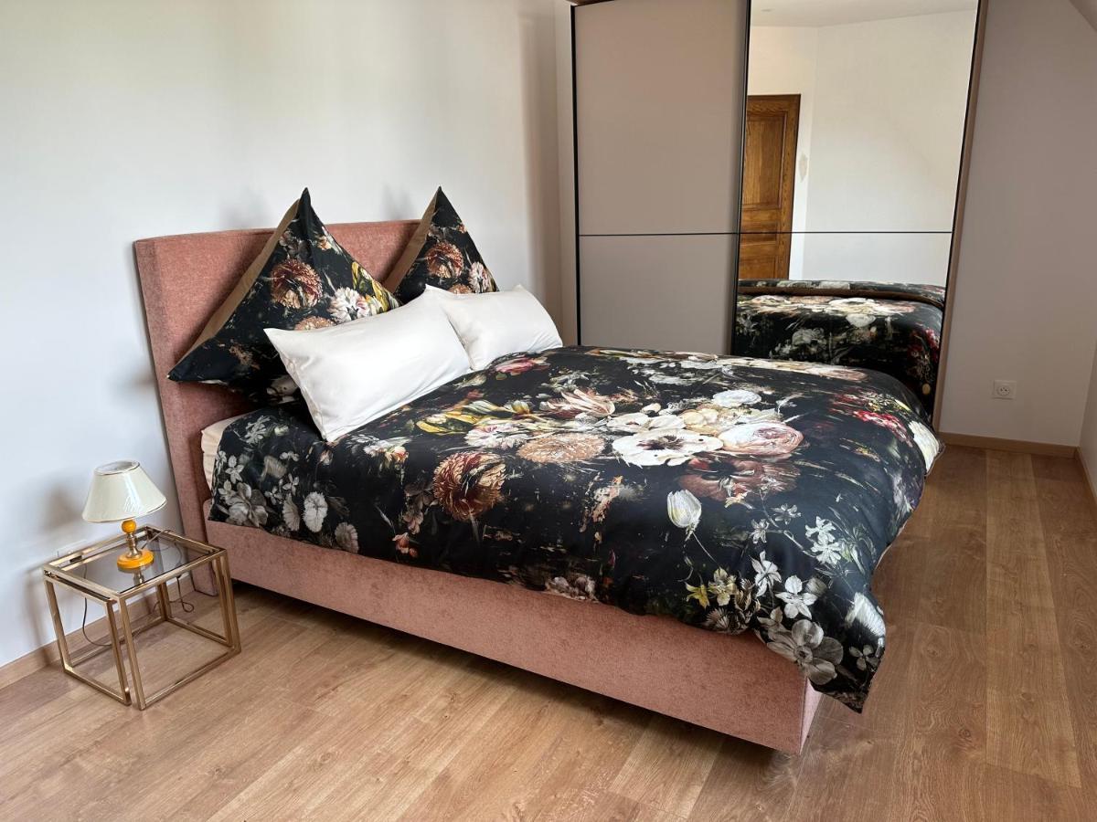 Au Parfum Des Roses Apartment Gunstett Luaran gambar